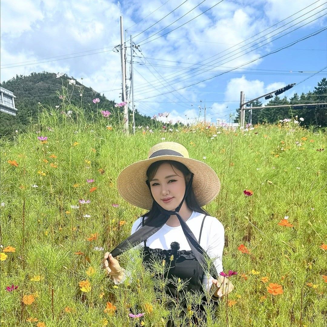 Foto terbaru dari Song Gain