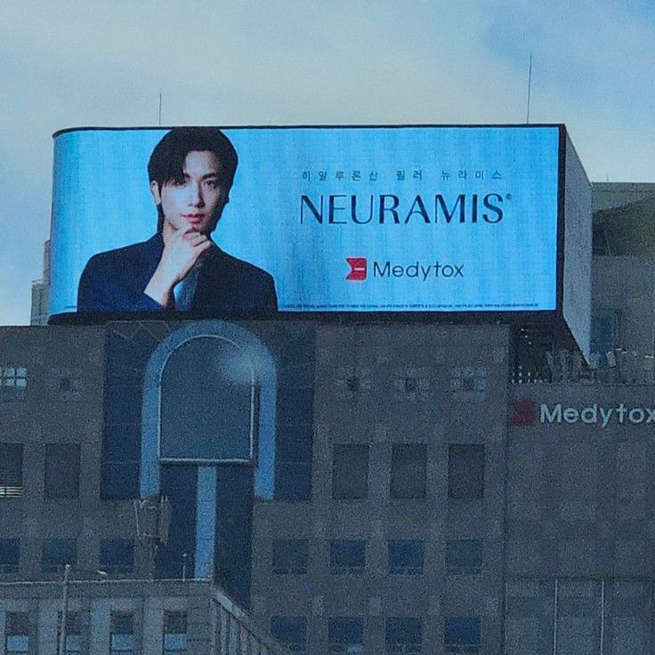 A moment captured by a fan of Park Hyungsik