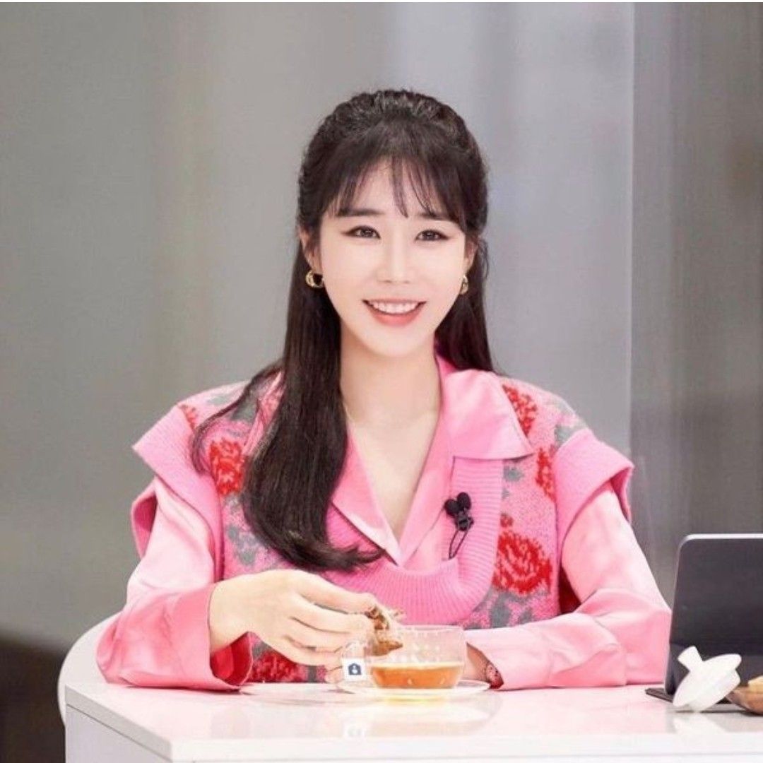 Recent activity shot of Yoo Inna