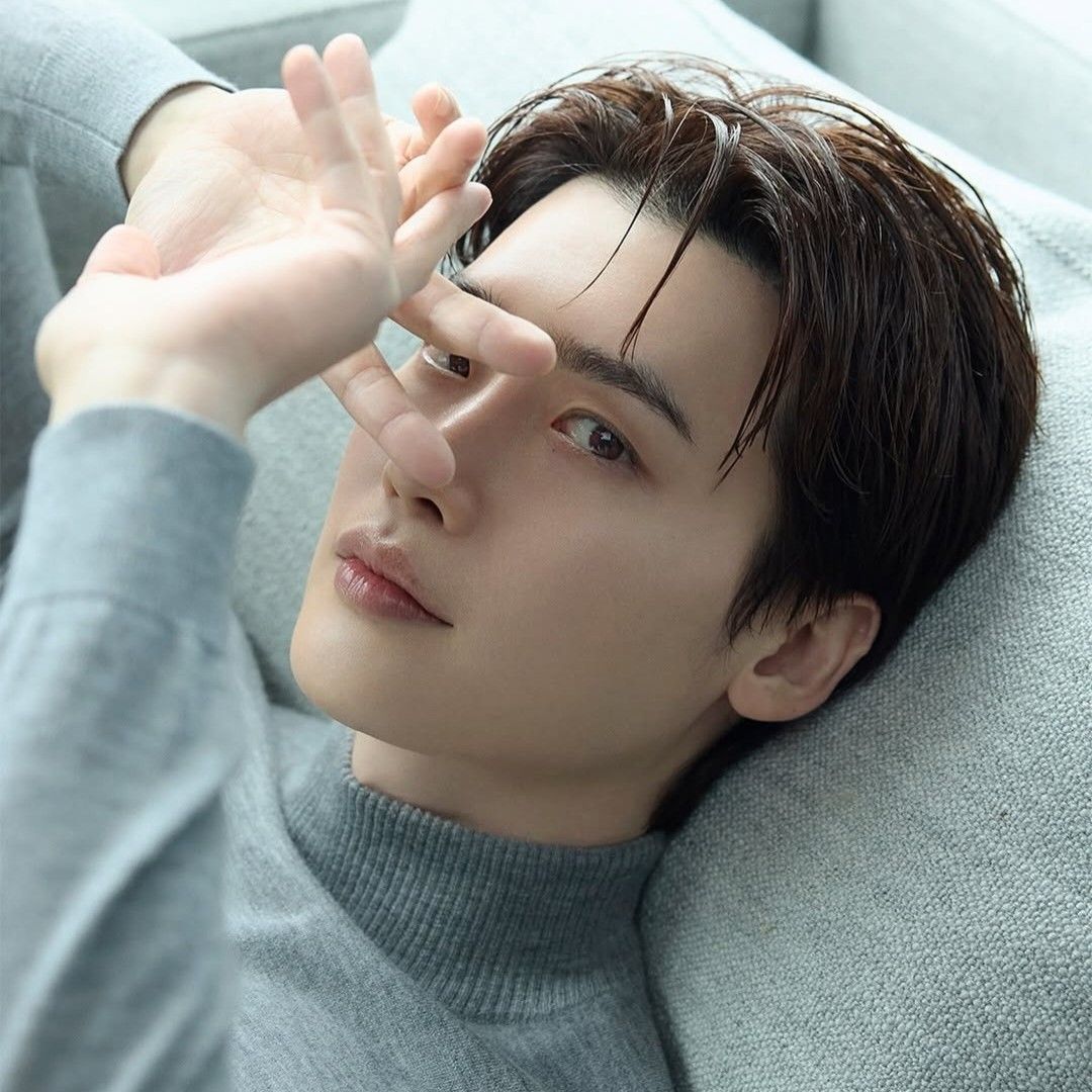 Behind-the-scenes cut of Lee Jongsuk