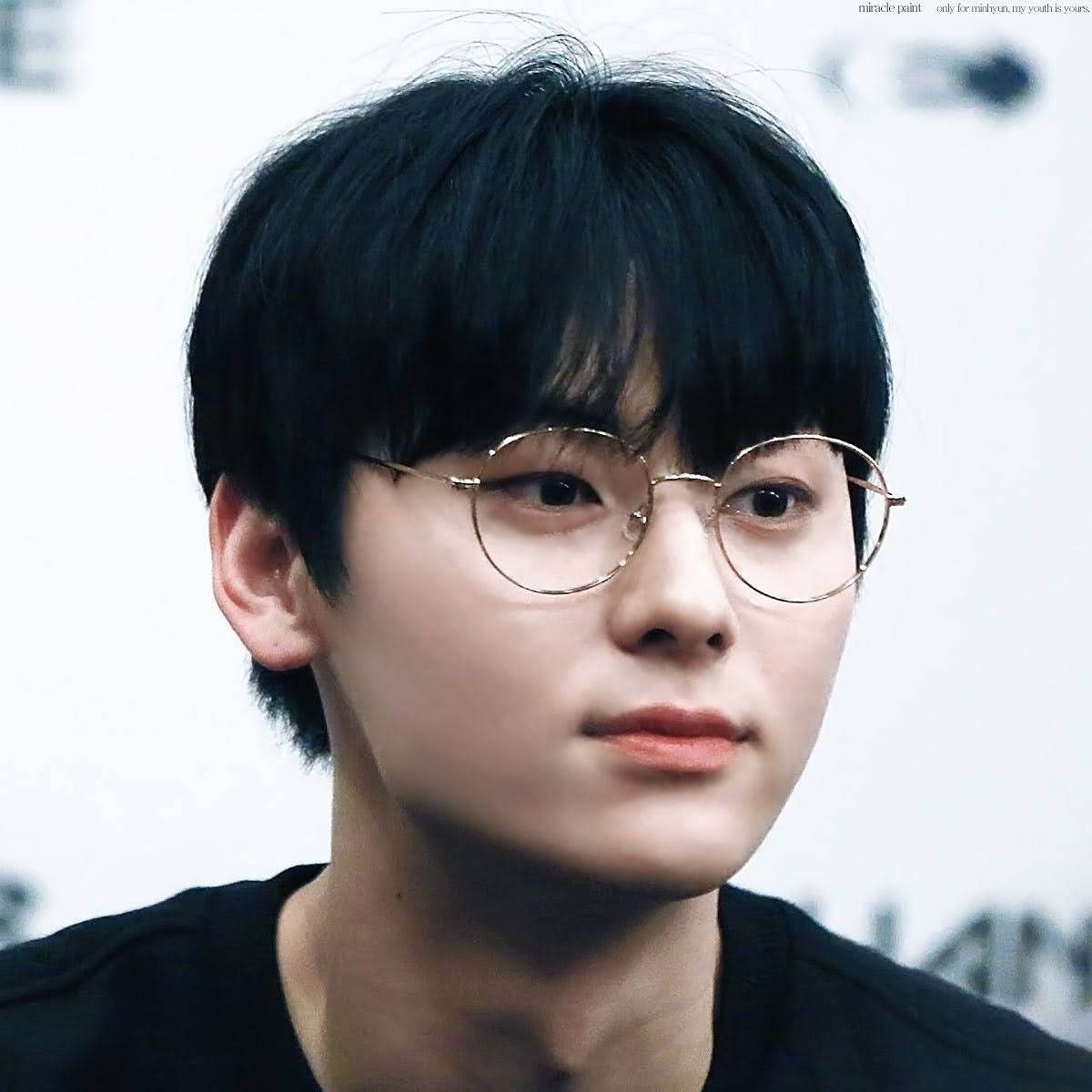 Behind-the-scenes cut of Hwang Minhyun