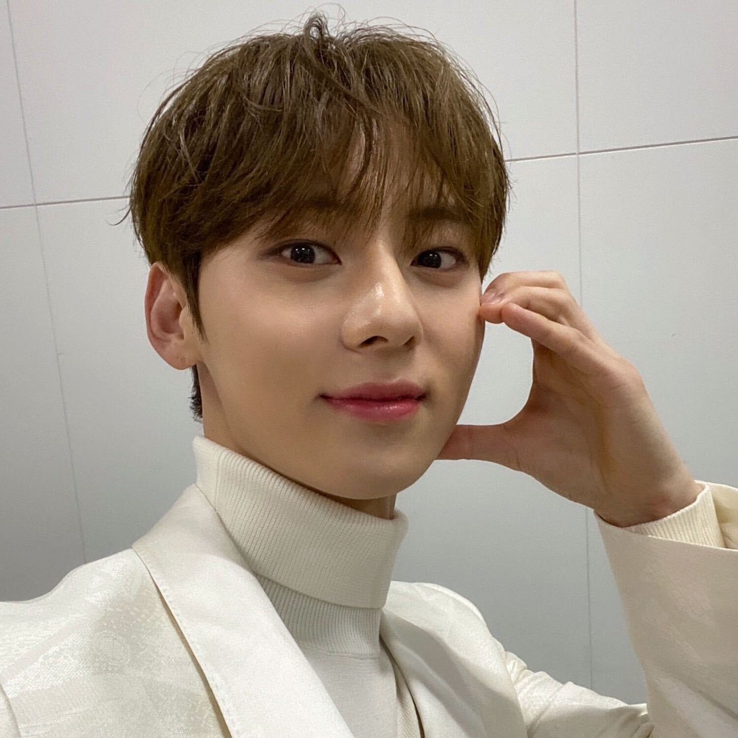 A moment captured by a fan of Hwang Minhyun
