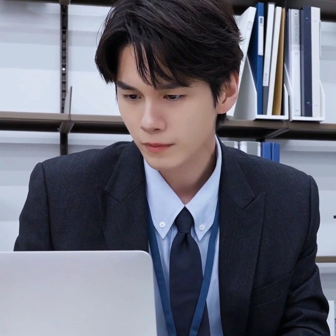 粉丝拍下的邕圣祐瞬间