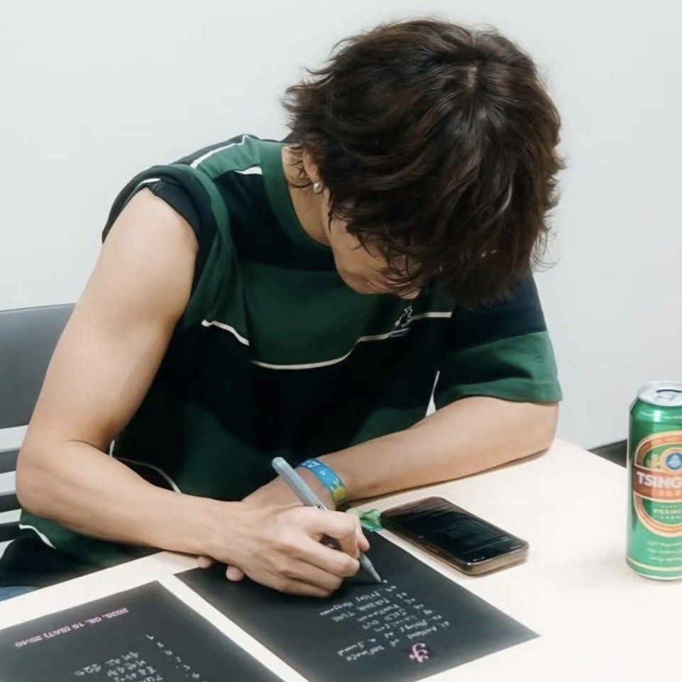 Behind-the-scenes cut of Lee Seungyoon