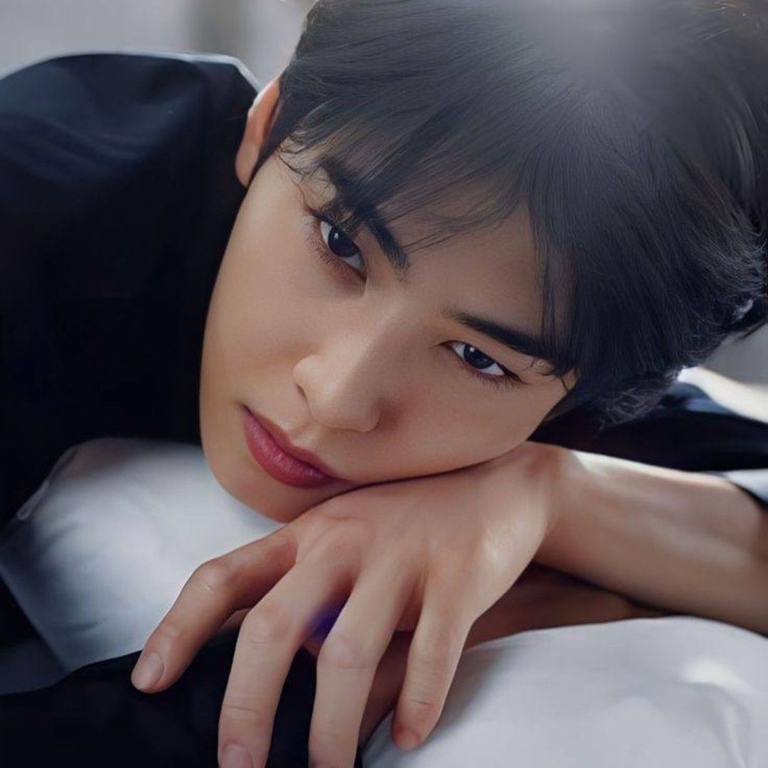 Behind-the-scenes cut of Cha Eunwoo