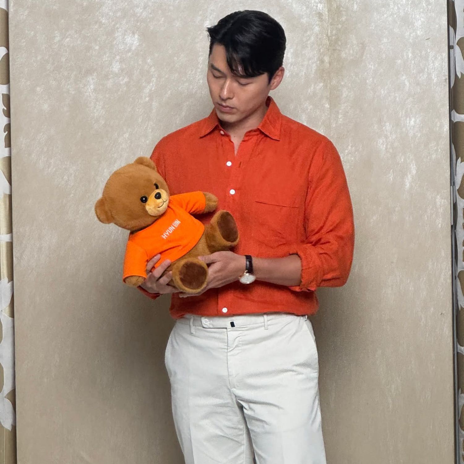 Behind-the-scenes cut of Hyun Bin