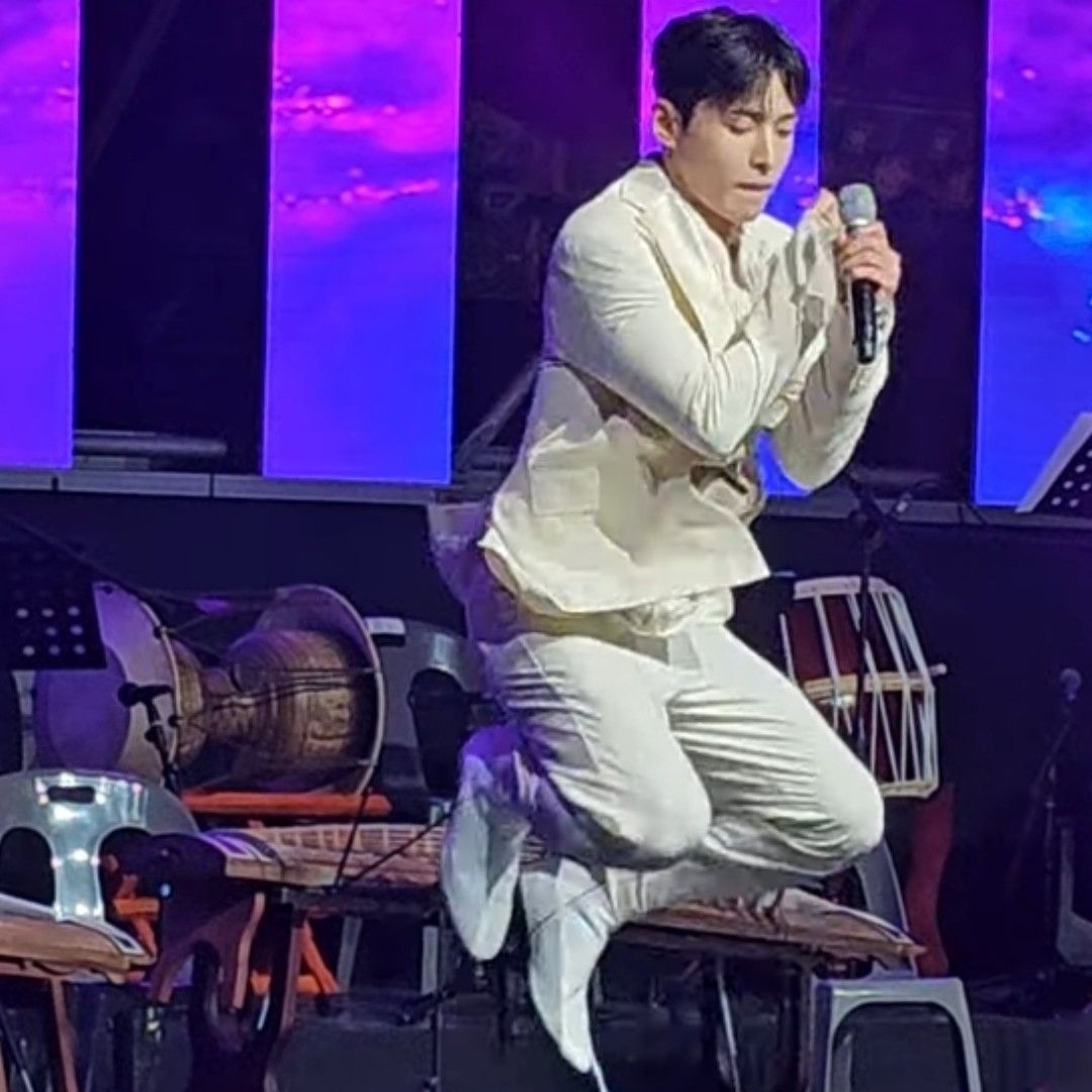 A moment captured by a fan of Seong Ri