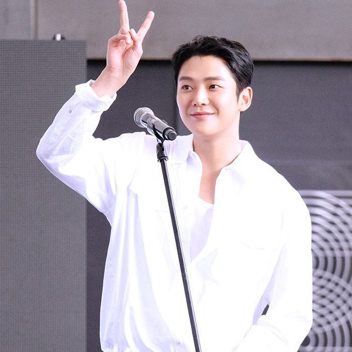 Behind-the-scenes cut of Rowoon