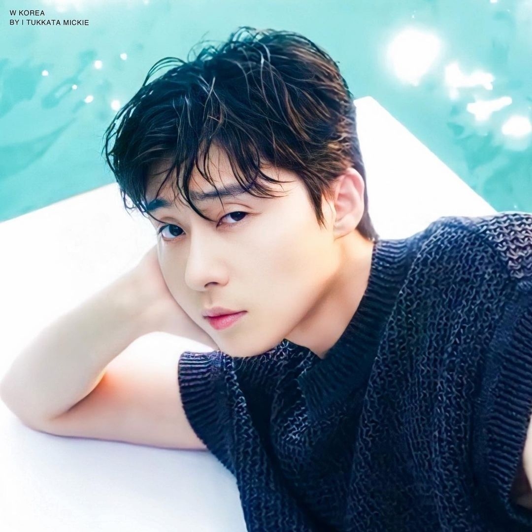 A moment captured by a fan of Park Seojoon