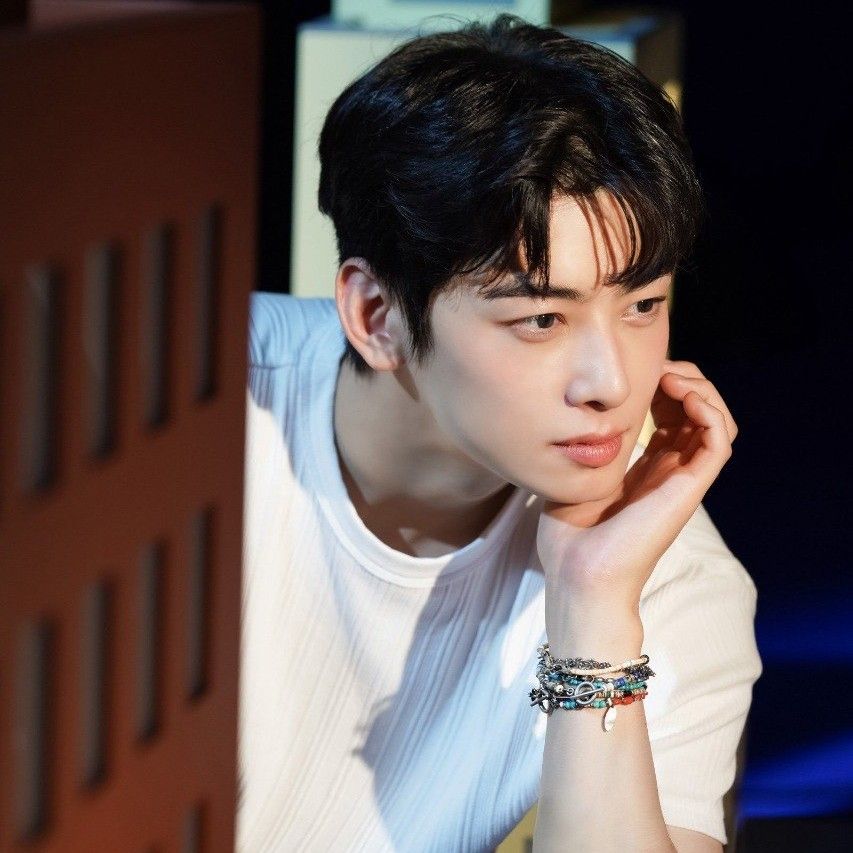 Foto terbaru dari Cha Eunwoo