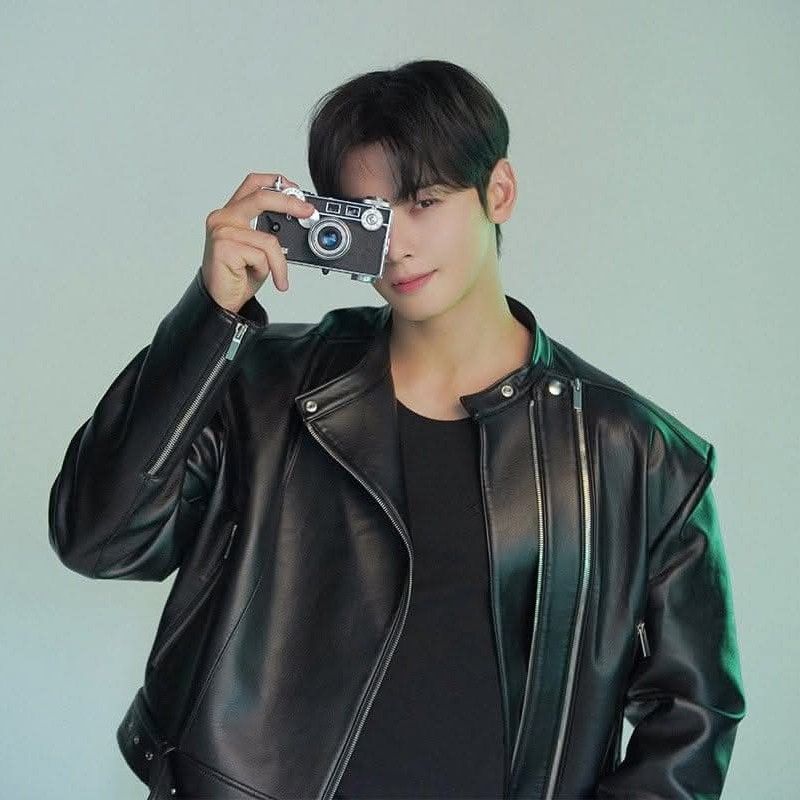 A moment captured by a fan of Cha Eunwoo