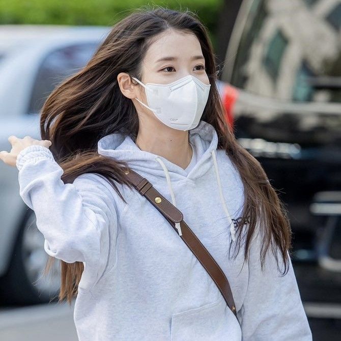 Behind-the-scenes cut of IU