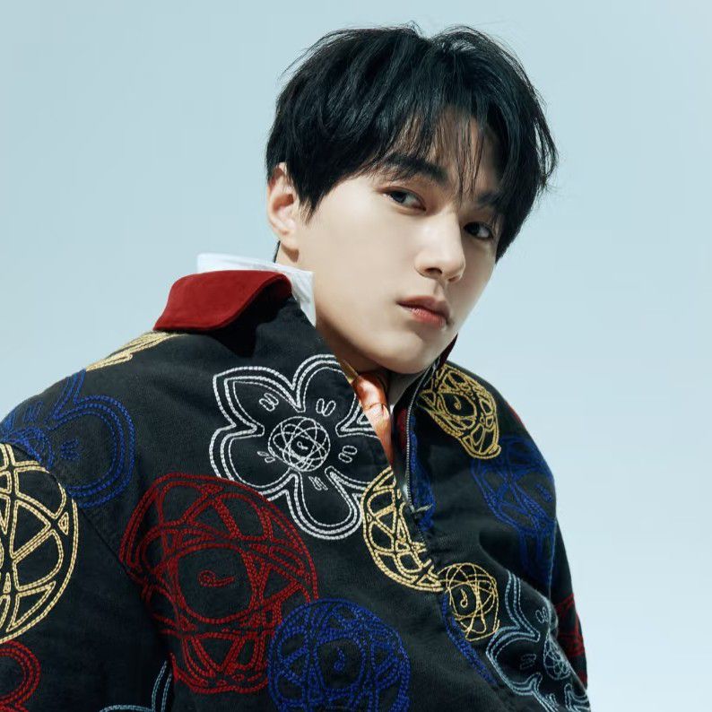 A moment captured by a fan of Kim Myungsoo (L)