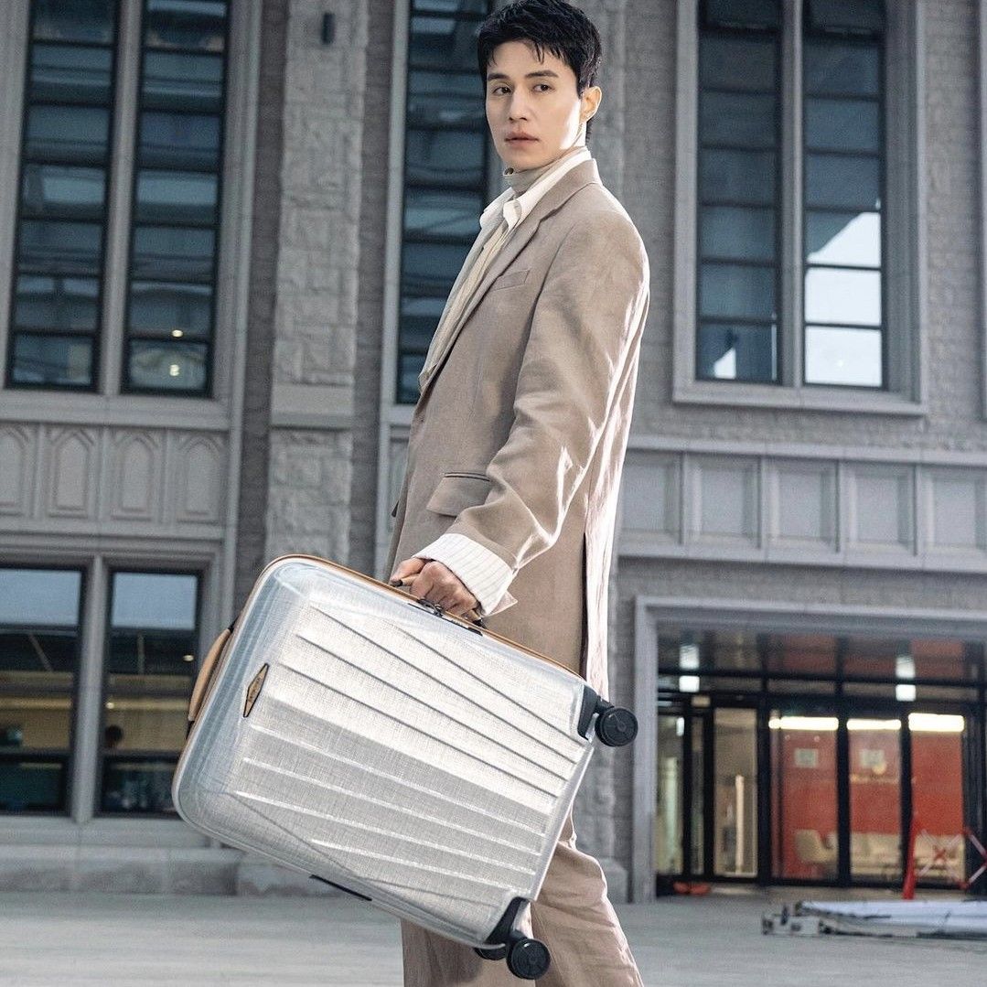 Recent activity shot of Lee Dongwook