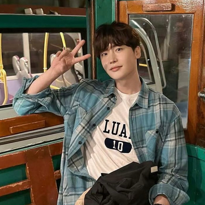 Recent activity shot of Lee Jongsuk