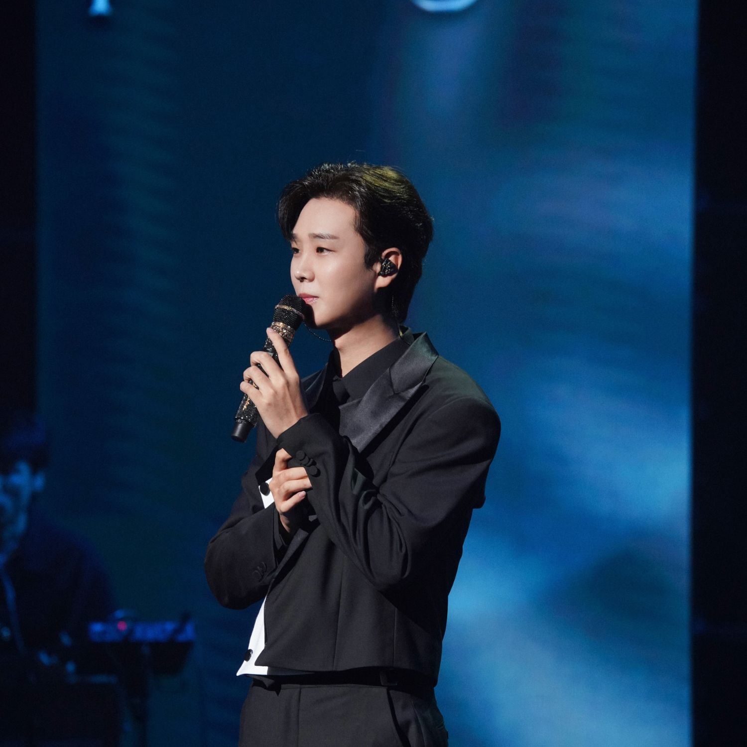A moment captured by a fan of Song Minjun
