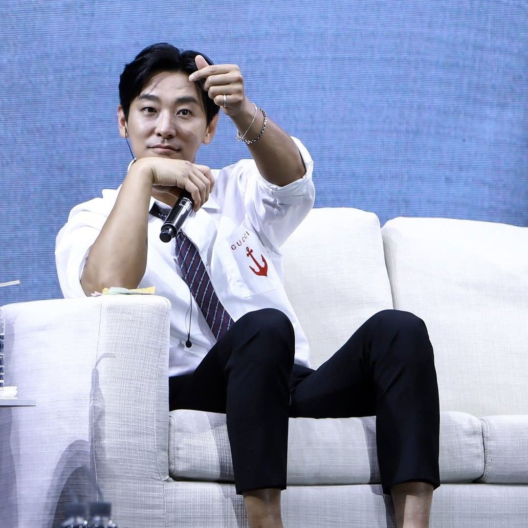 Behind-the-scenes cut of Joo Jihoon
