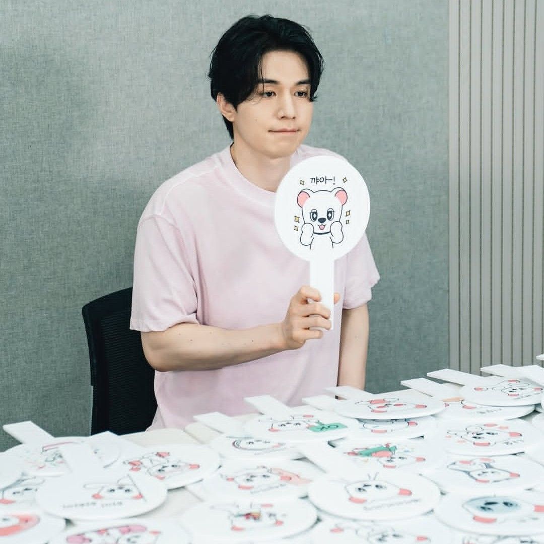 Behind-the-scenes cut of Lee Dongwook