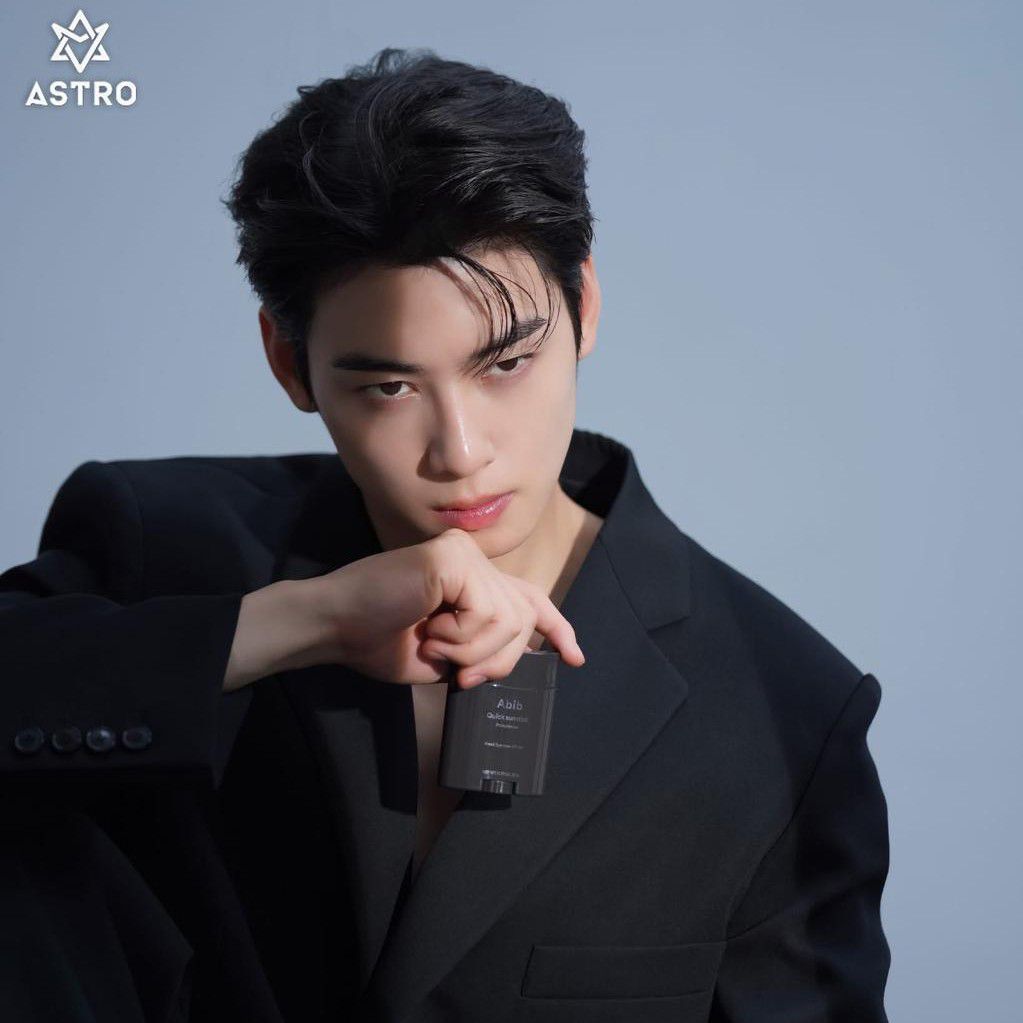 A moment captured by a fan of Cha Eunwoo