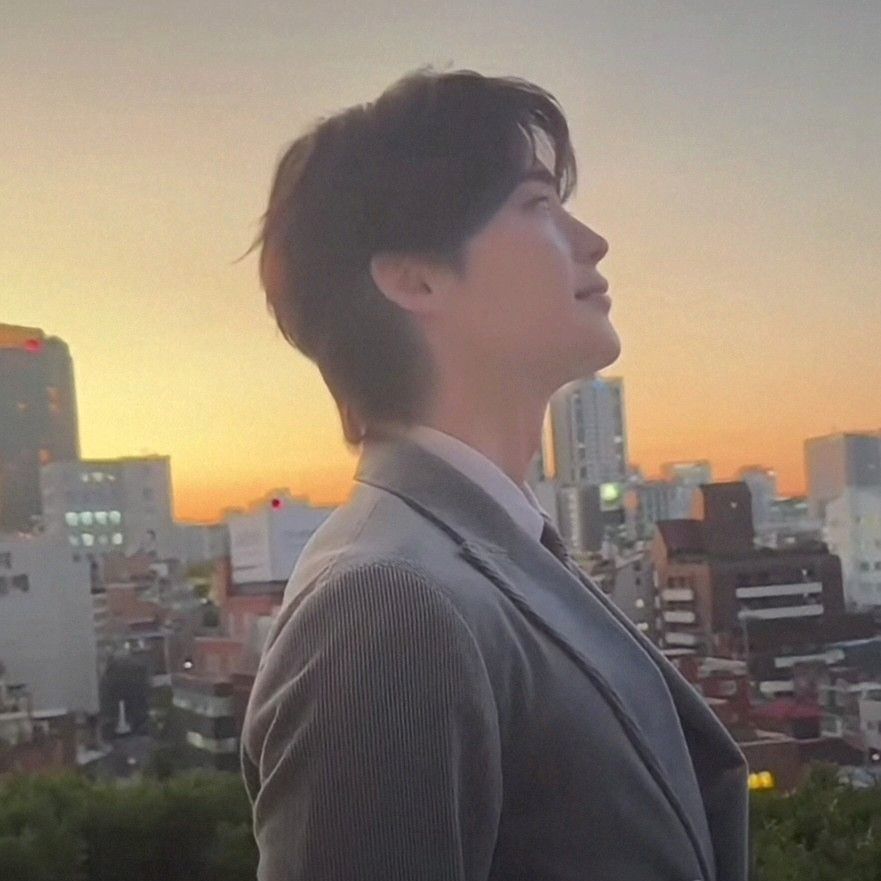 A moment captured by a fan of Lee Jongsuk
