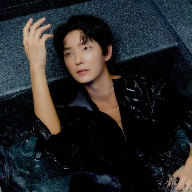 Behind-the-scenes cut of Lee Joongi
