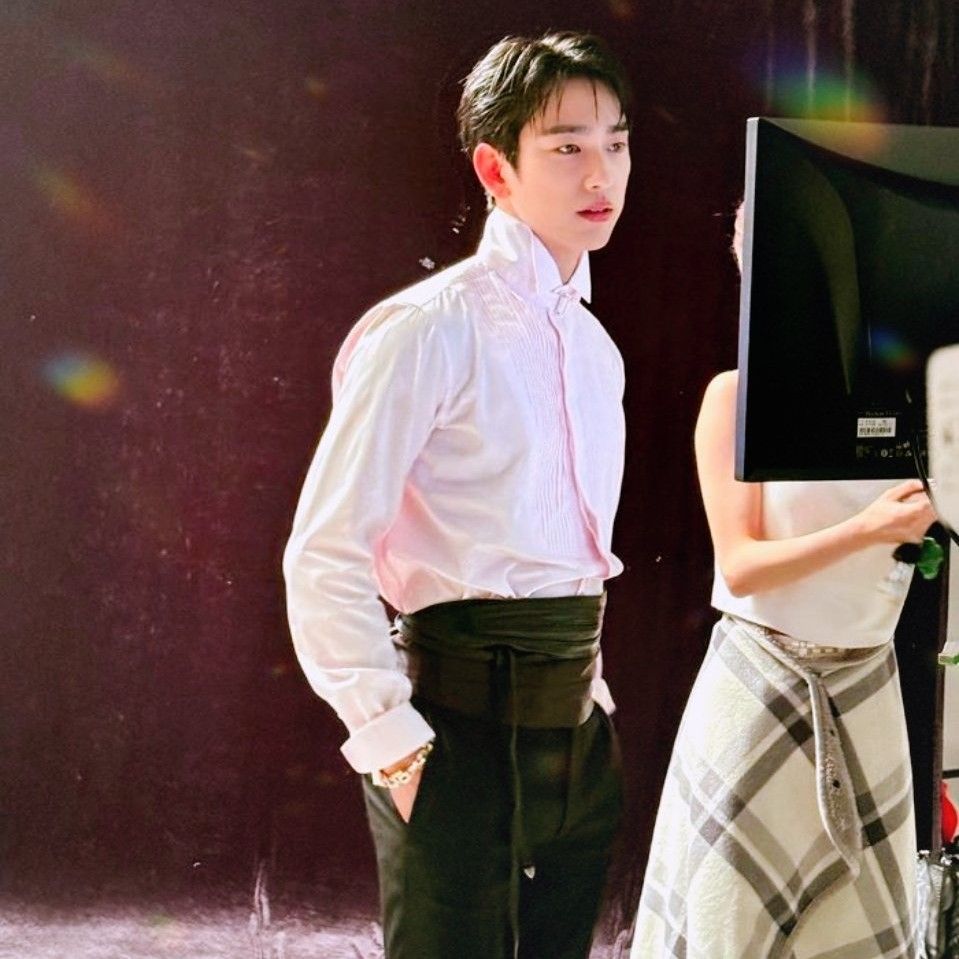 A moment captured by a fan of Park Jinyoung