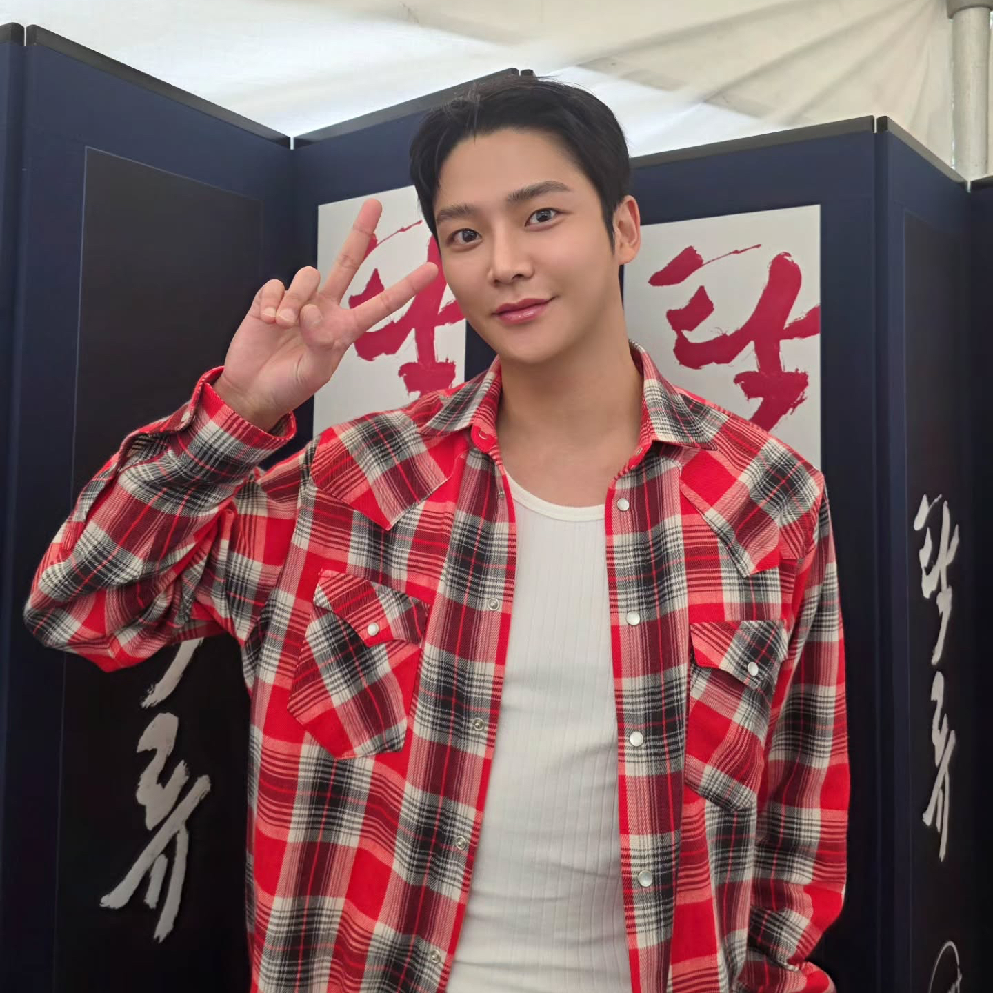 Behind-the-scenes cut of Rowoon