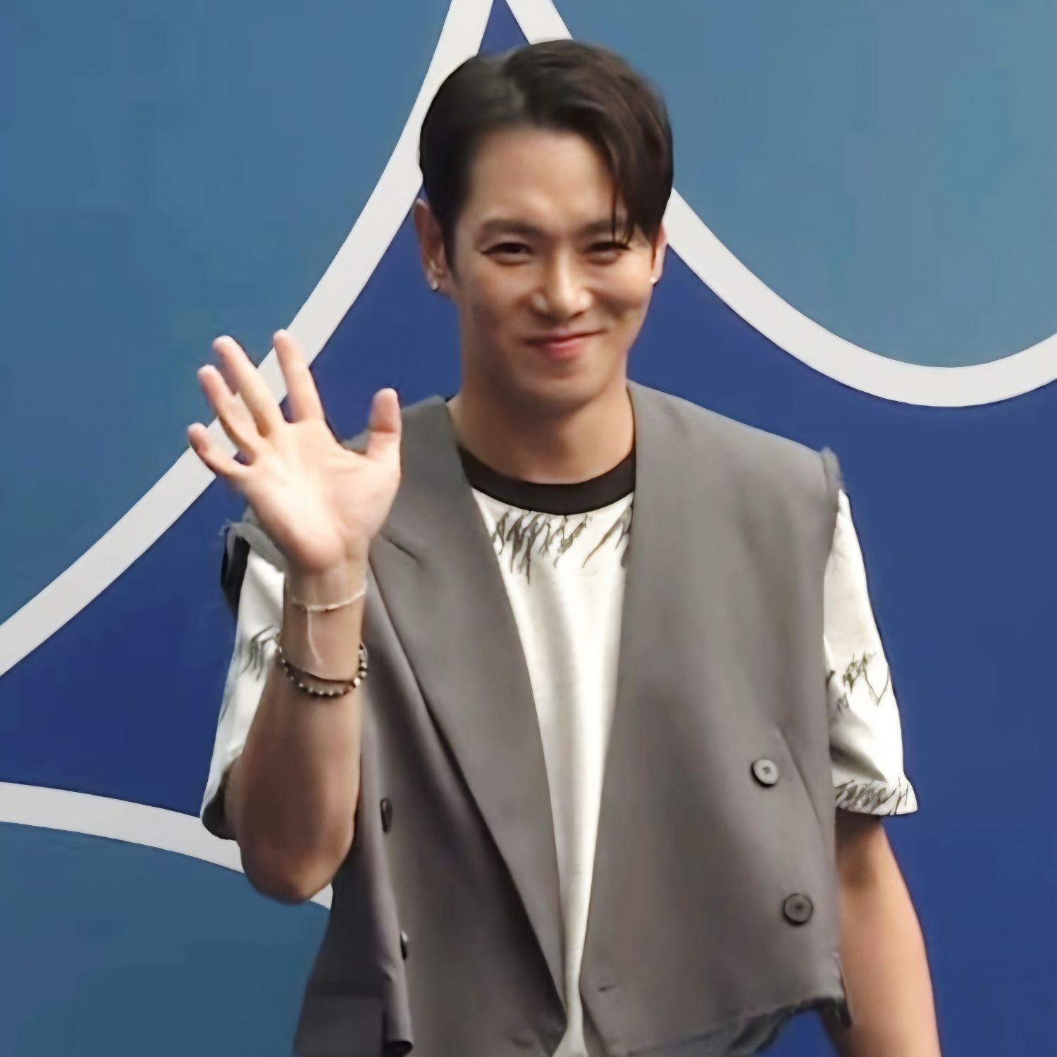 Behind-the-scenes cut of Hwanhee