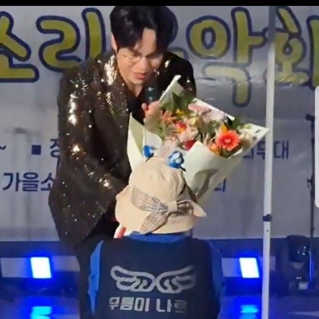 A moment captured by a fan of Mooryong