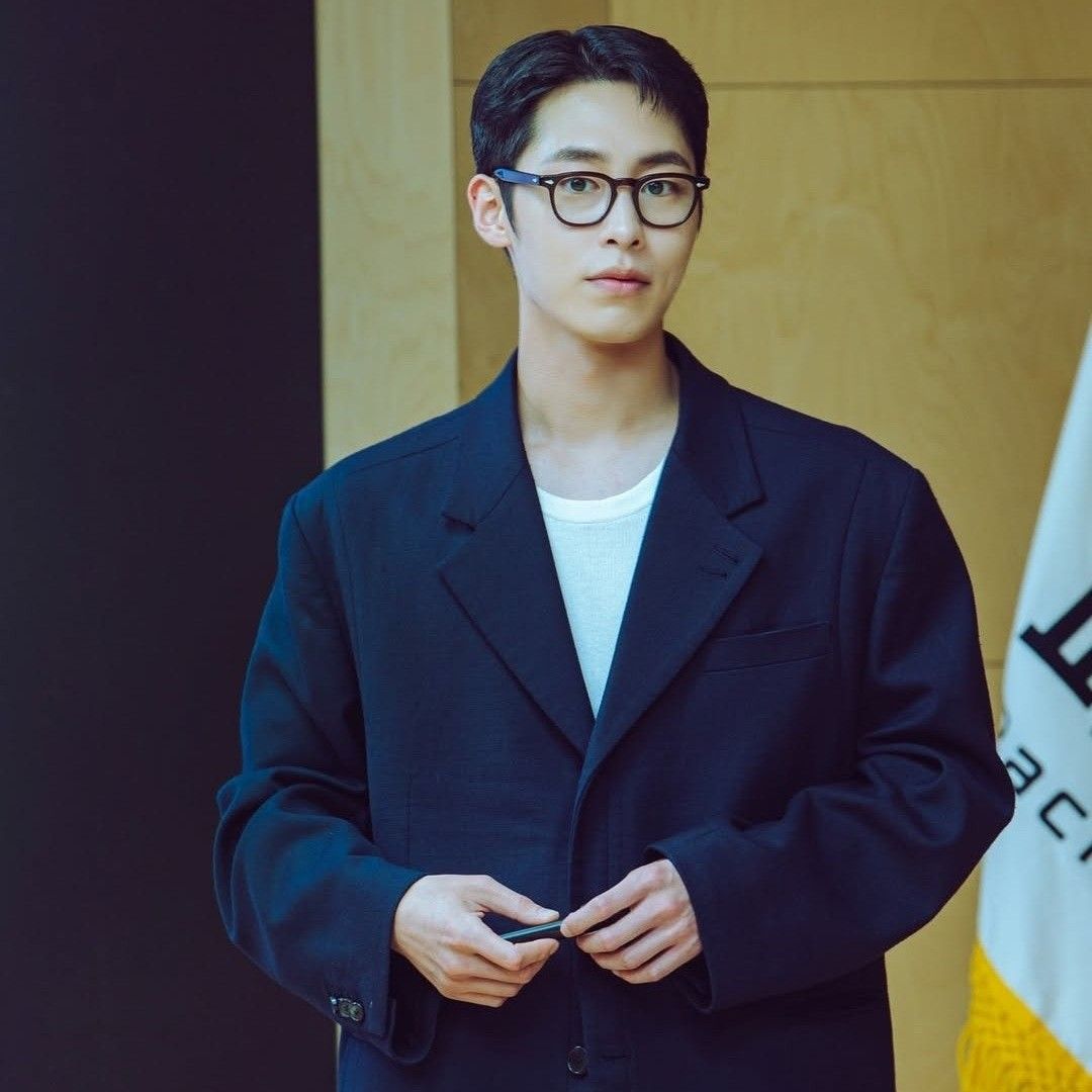 Behind-the-scenes cut of Lee Jaewook