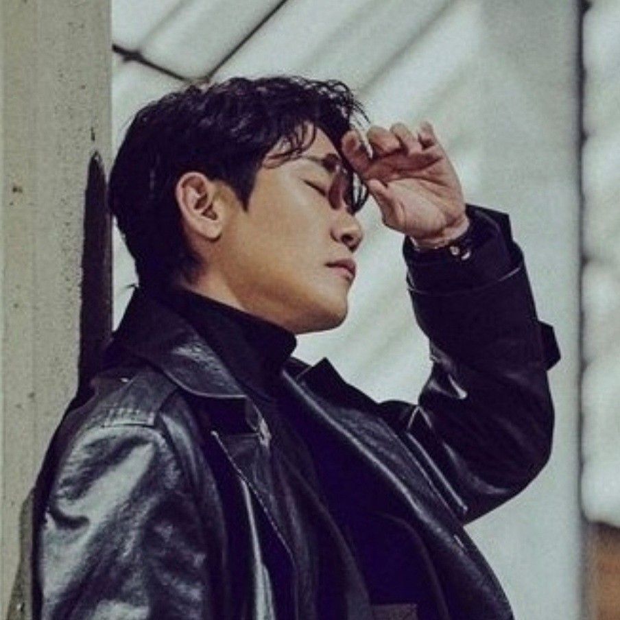A moment captured by a fan of Young Tak