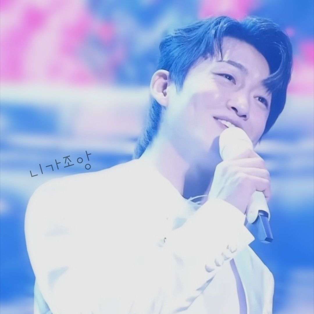 A moment captured by a fan of Shin Seungtae