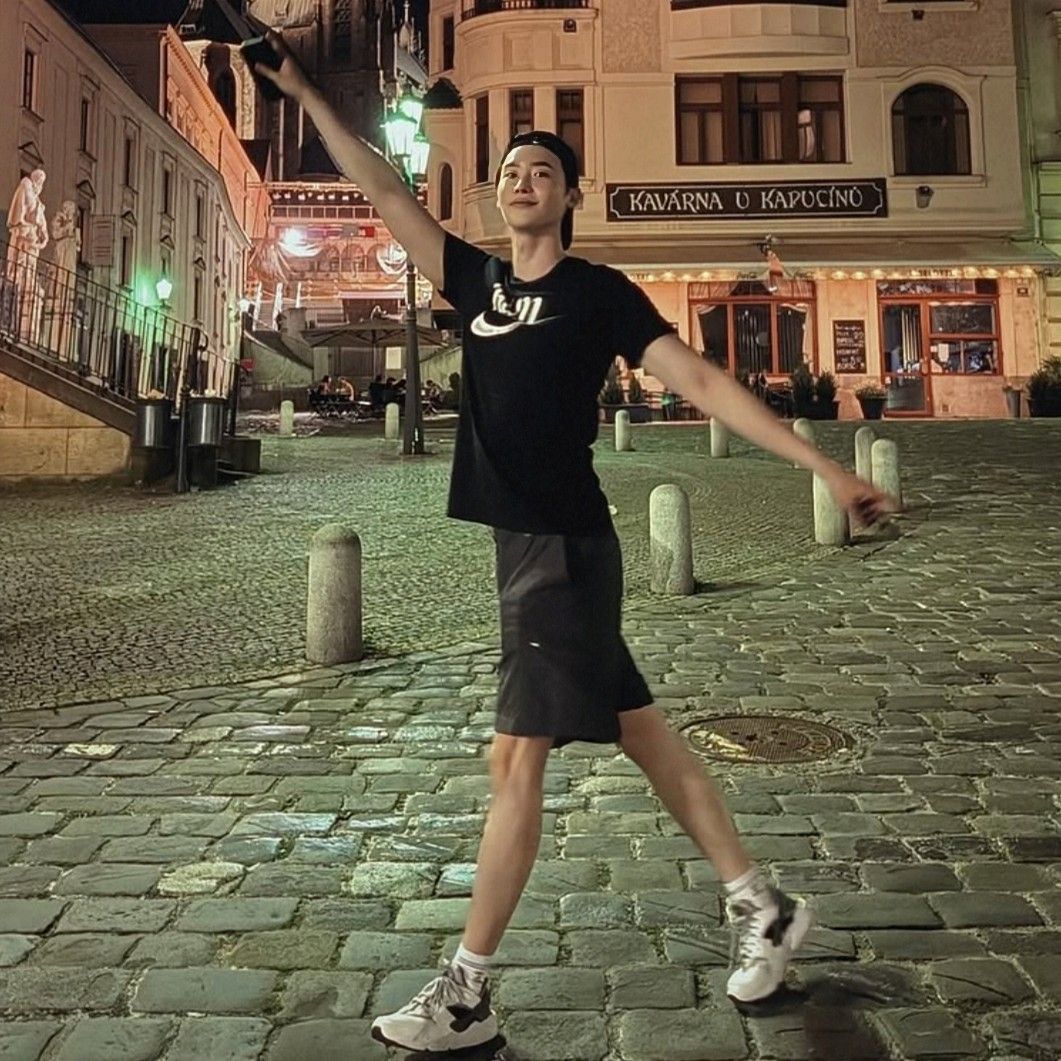 A moment captured by a fan of Lee Jongsuk