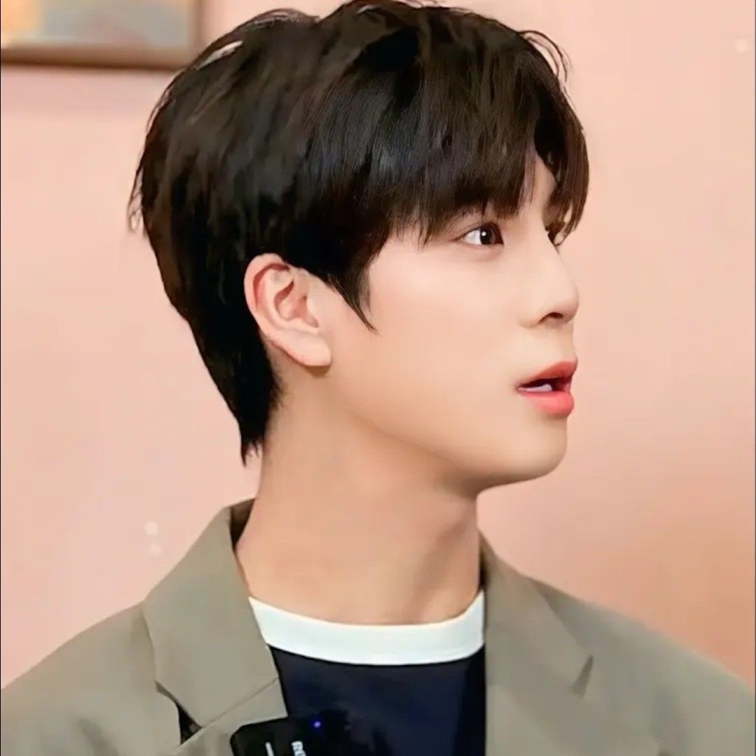 A moment captured by a fan of Jeong Dongwon