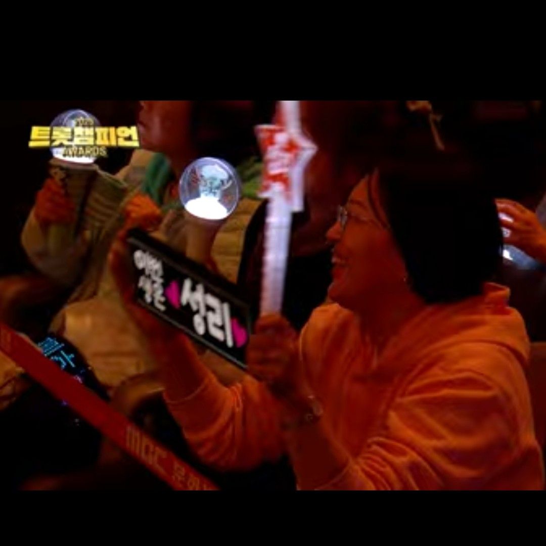 A moment captured by a fan of Seong Ri