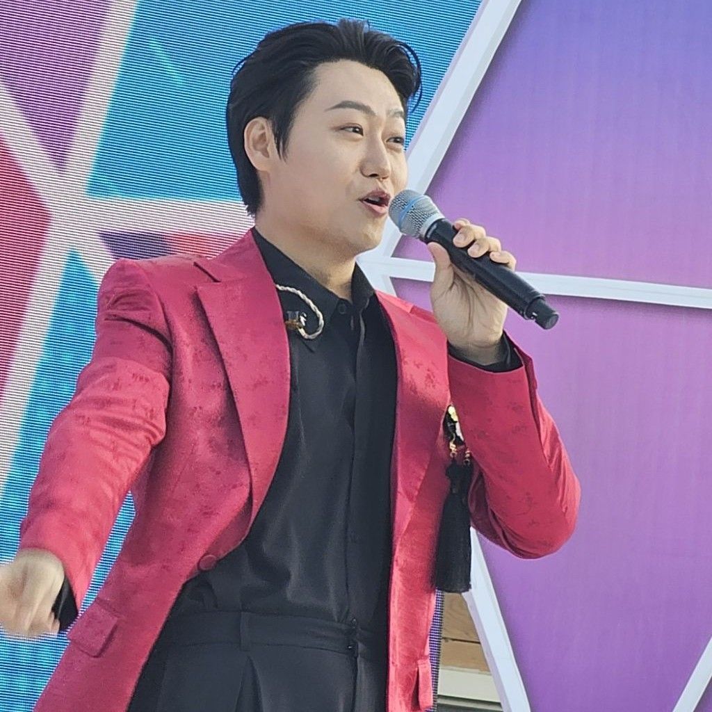 A moment captured by a fan of Min Soohyun