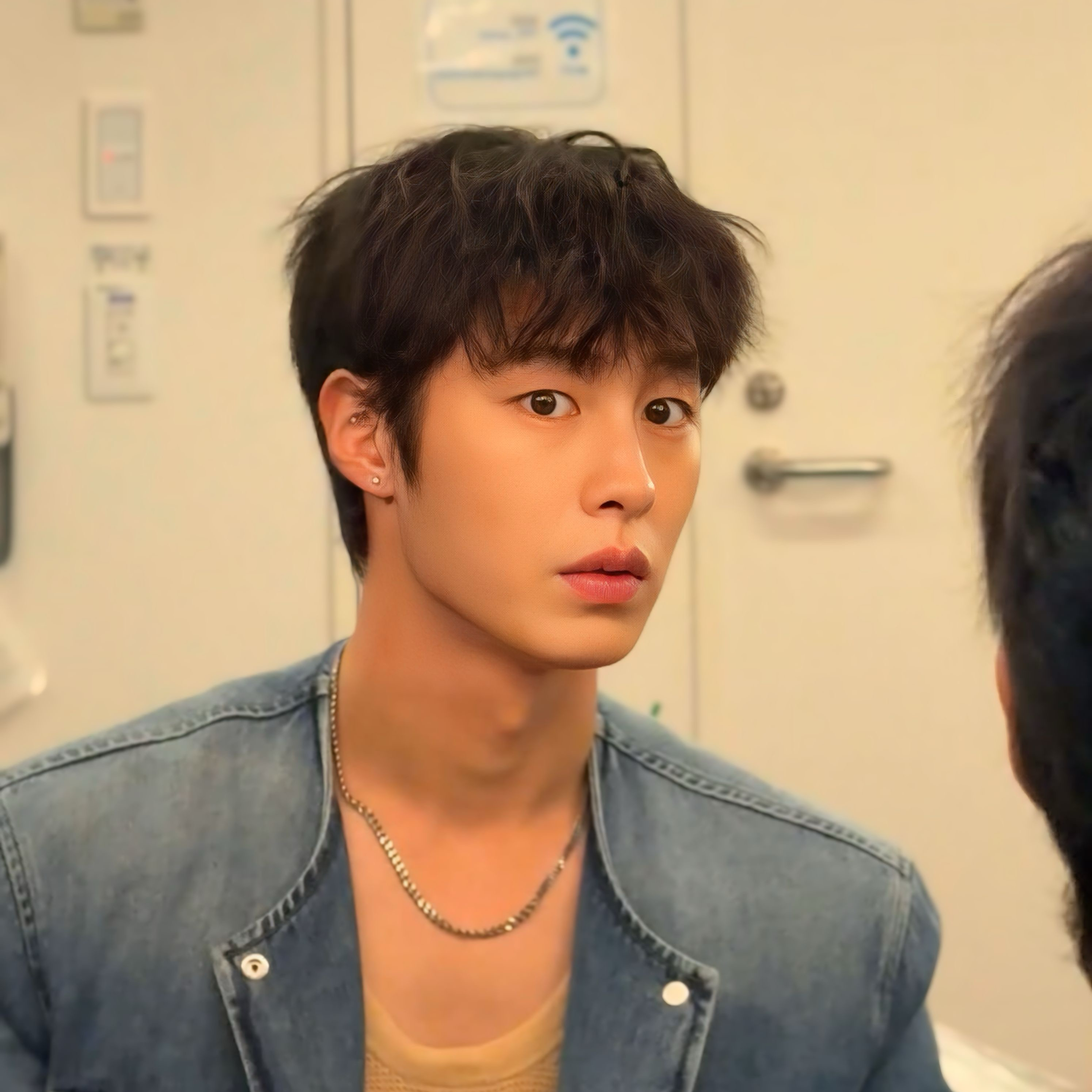 Behind-the-scenes cut of Lee Jaewook