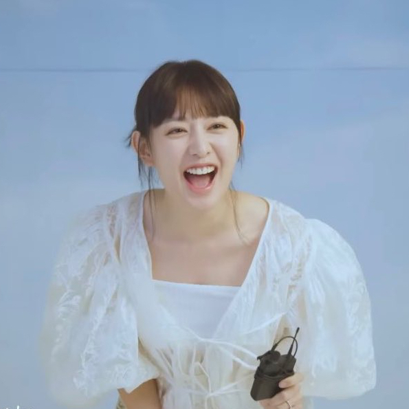 Behind-the-scenes cut of Kim Jiwon