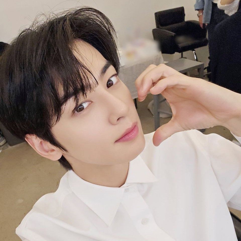 A moment captured by a fan of Cha Eunwoo