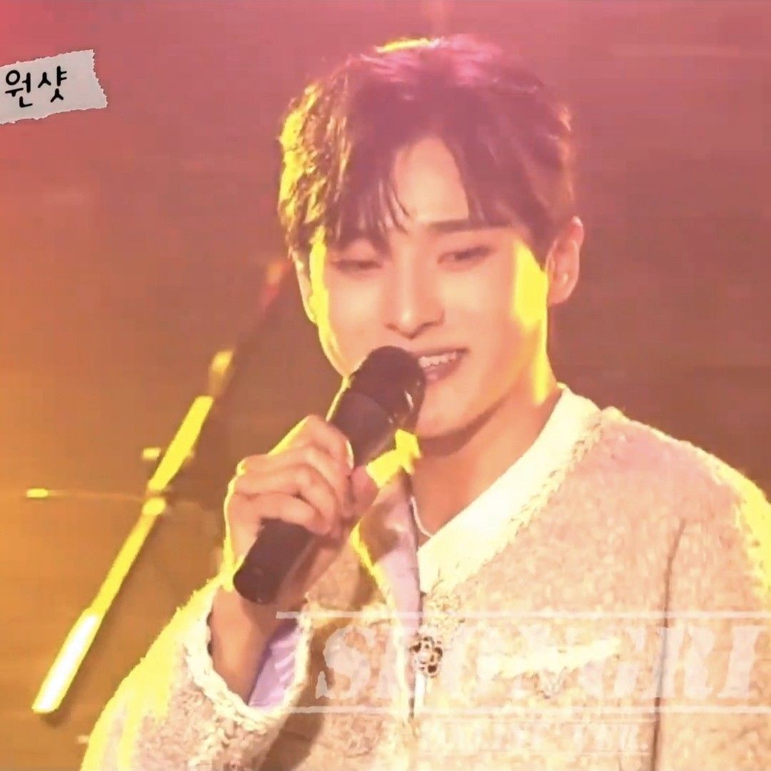 A moment captured by a fan of Seong Ri