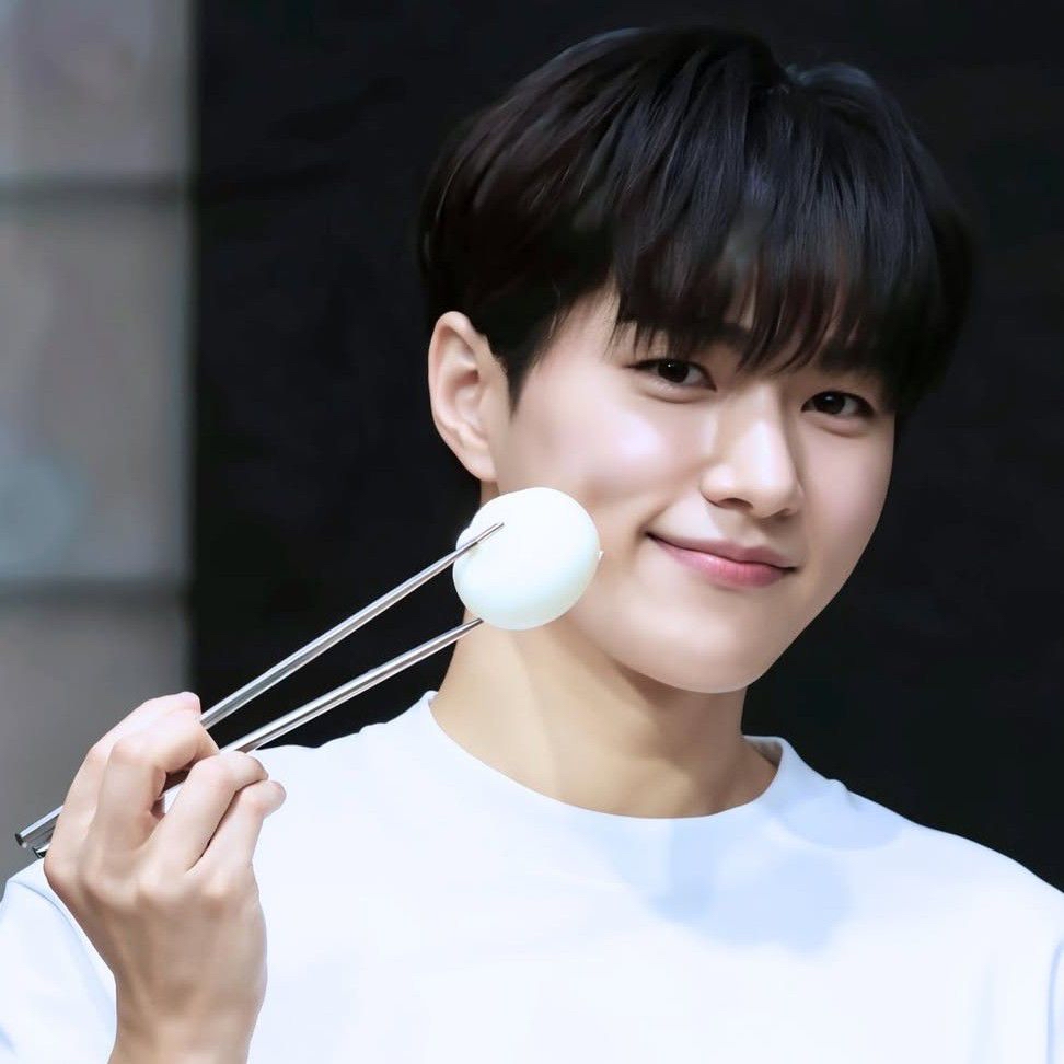 Recent activity shot of Kim Myungsoo (L)