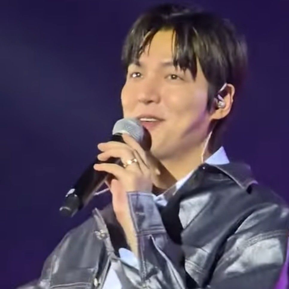 粉絲拍下的李敏鎬瞬間