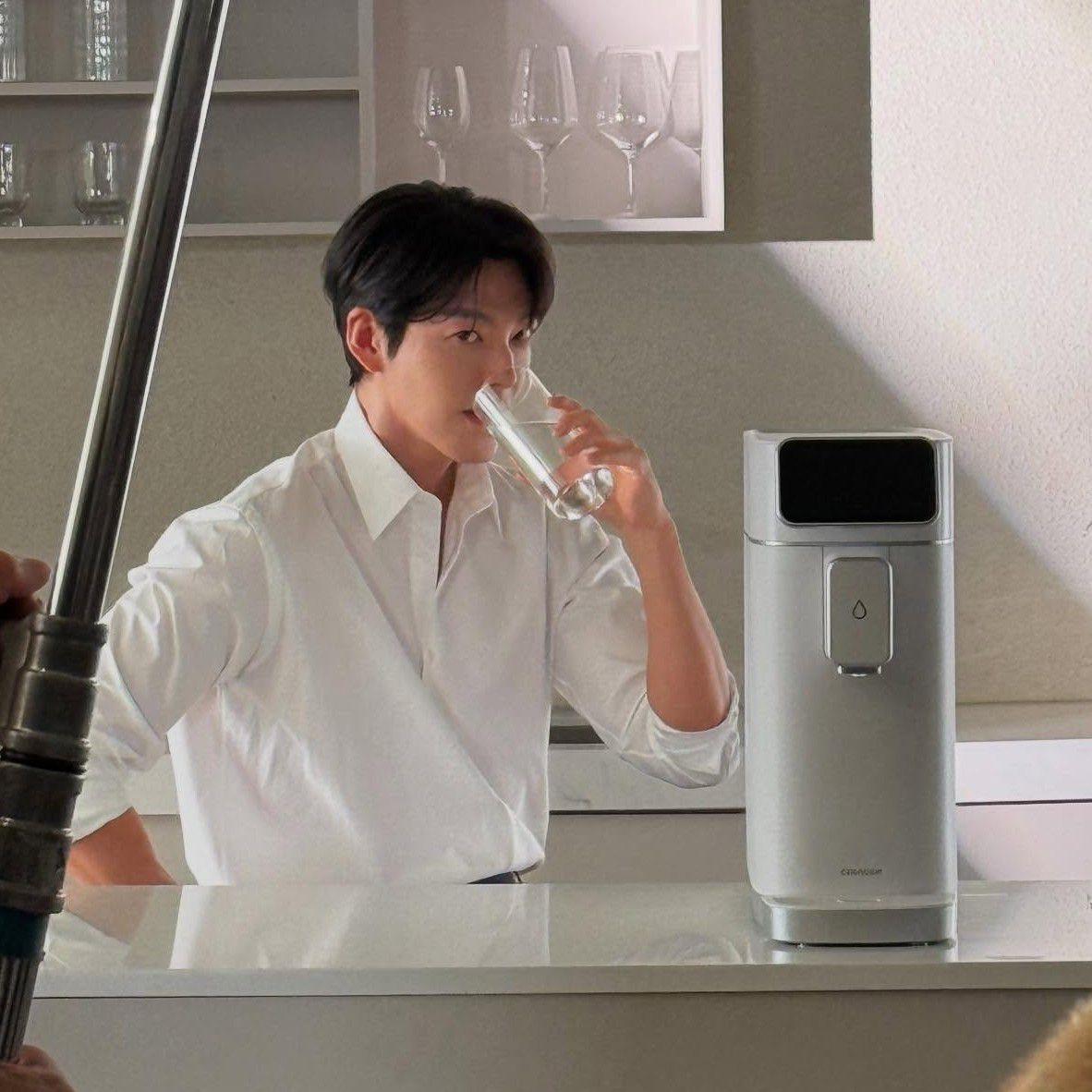 Behind-the-scenes cut of Kim Woobin