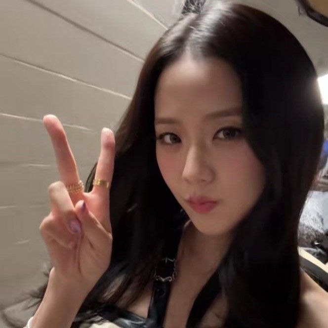 Latest photo of Jisoo (1995)