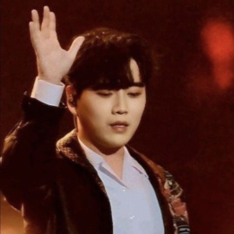 A moment captured by a fan of Hwang Youngwoong