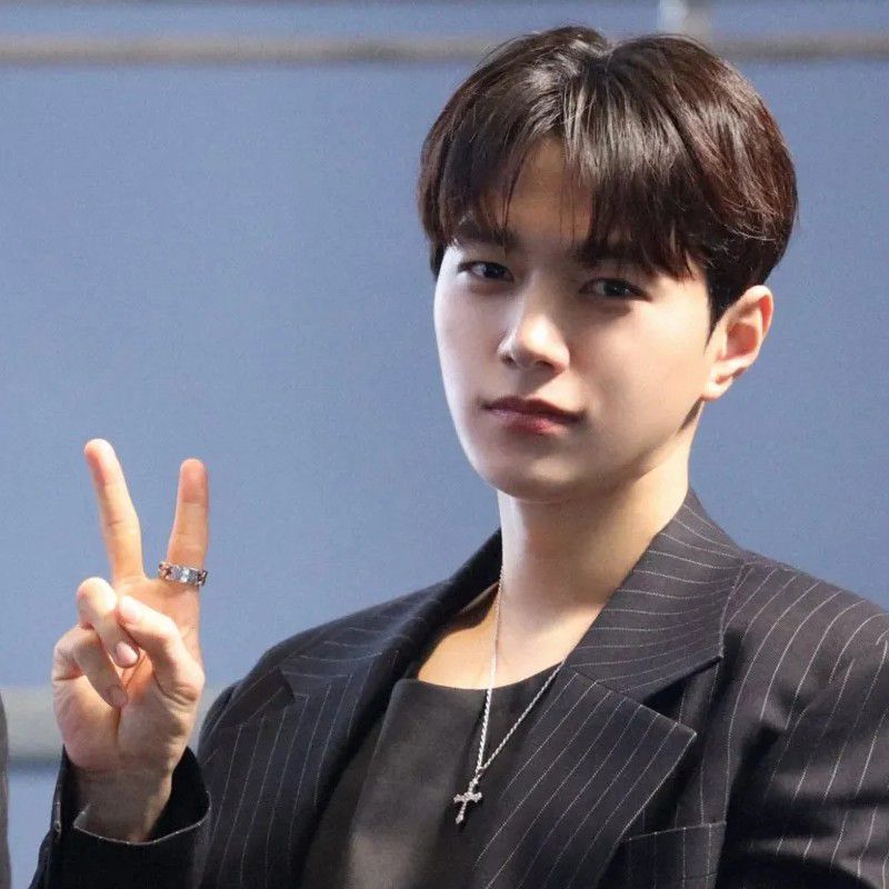 A moment captured by a fan of Kim Myungsoo (L)