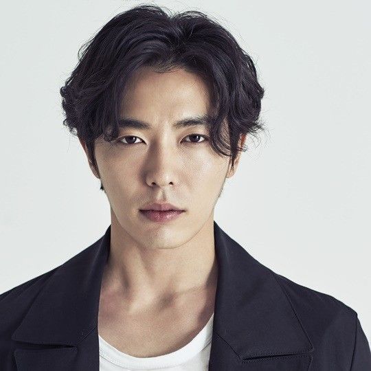 Behind-the-scenes cut of Kim Jaewook