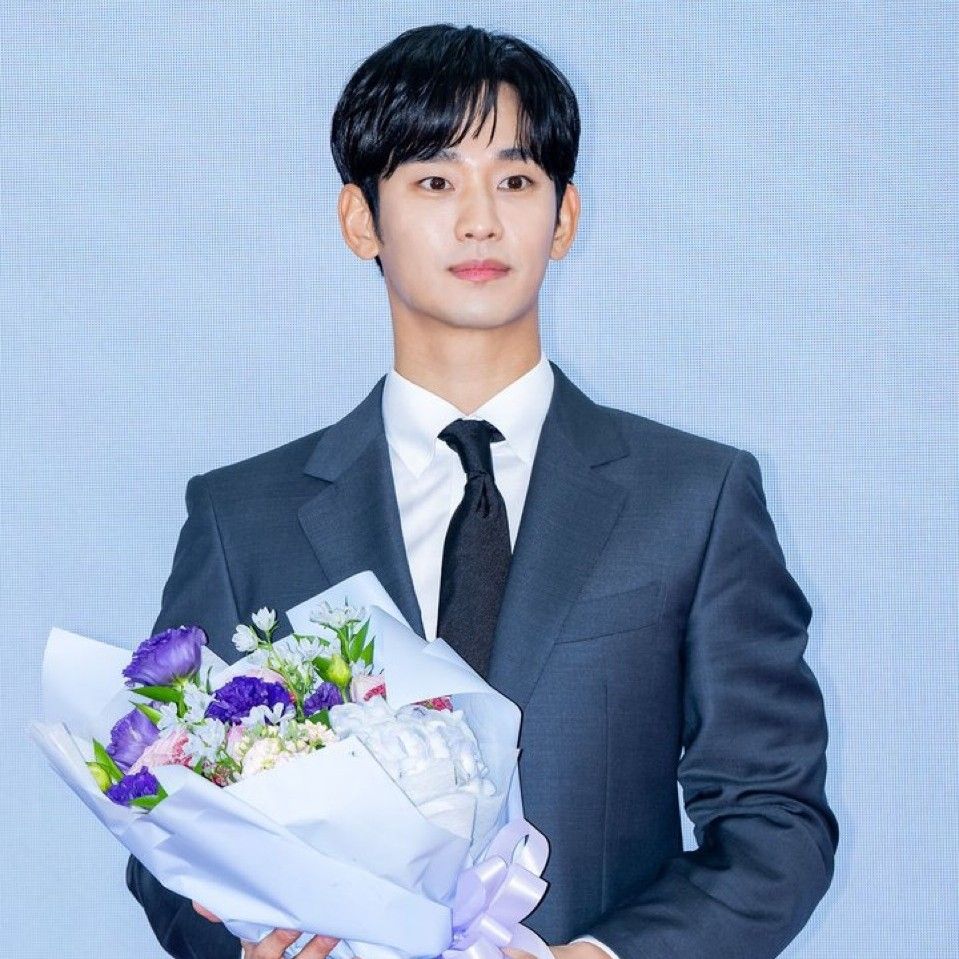 粉丝拍下的金秀贤瞬间