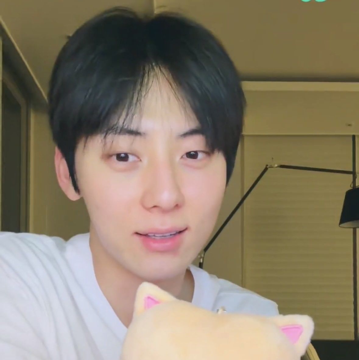 A moment captured by a fan of Hwang Minhyun