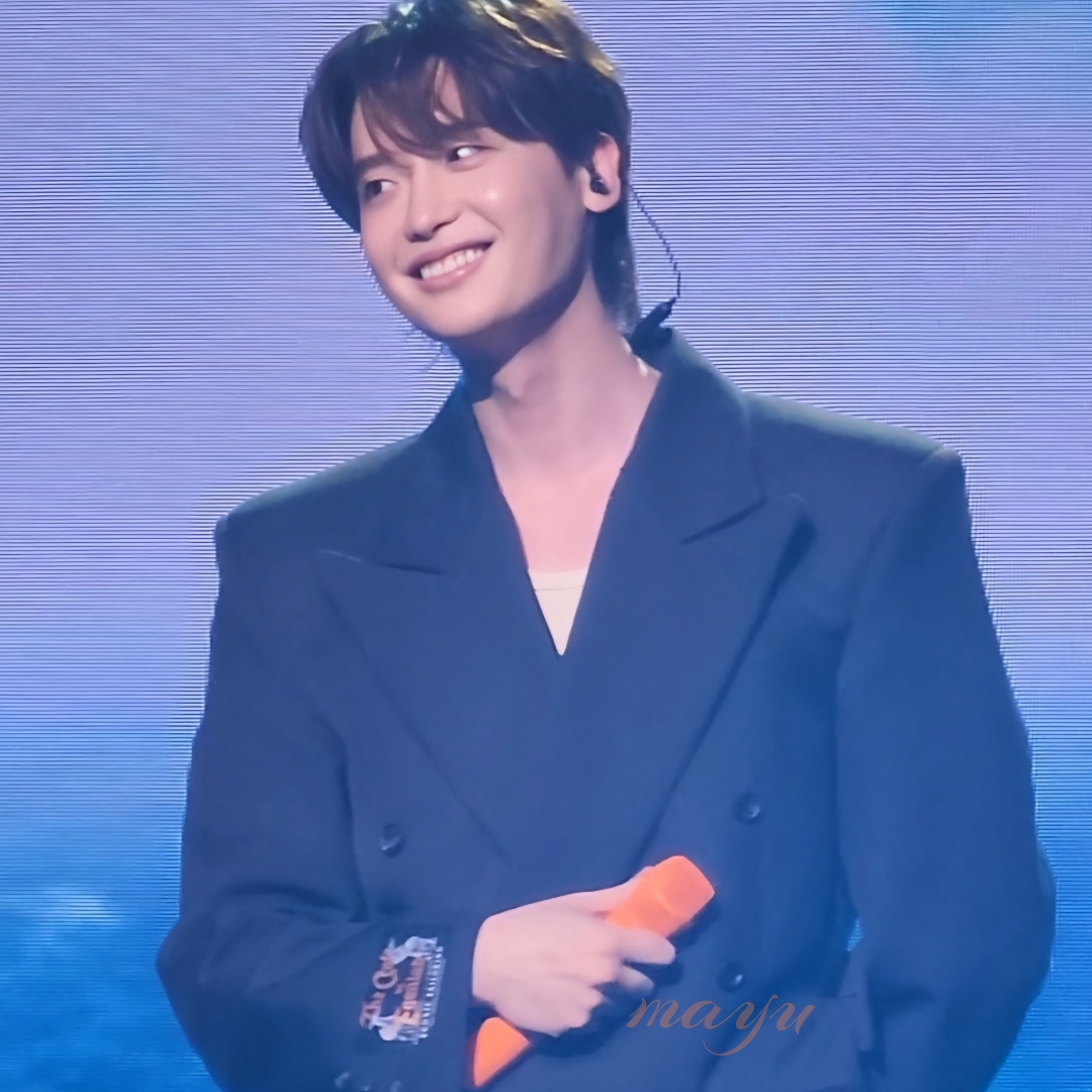 A moment captured by a fan of Lee Jongsuk